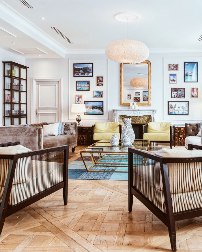 Elegant and contemporary living room design in Paris with modern furniture and stylish decor.